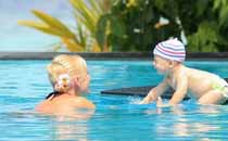 宝宝几岁可以学游泳 引导宝宝学游泳有什